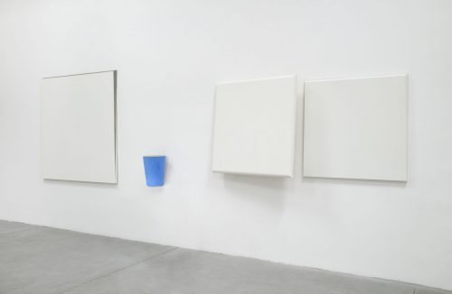 Stanza bianca, vaso di alabastro